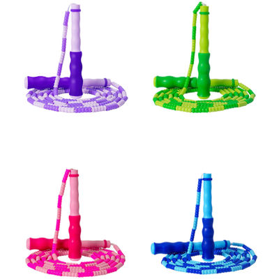 Verstelbare lengte springtouw met zacht naylon touw en golvend handvat ontwerp zorgen voor een comfortabele greep en effectieve trainingen