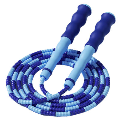 Verstelbare lengte springtouw met zacht naylon touw en golvend handvat ontwerp zorgen voor een comfortabele greep en effectieve trainingen