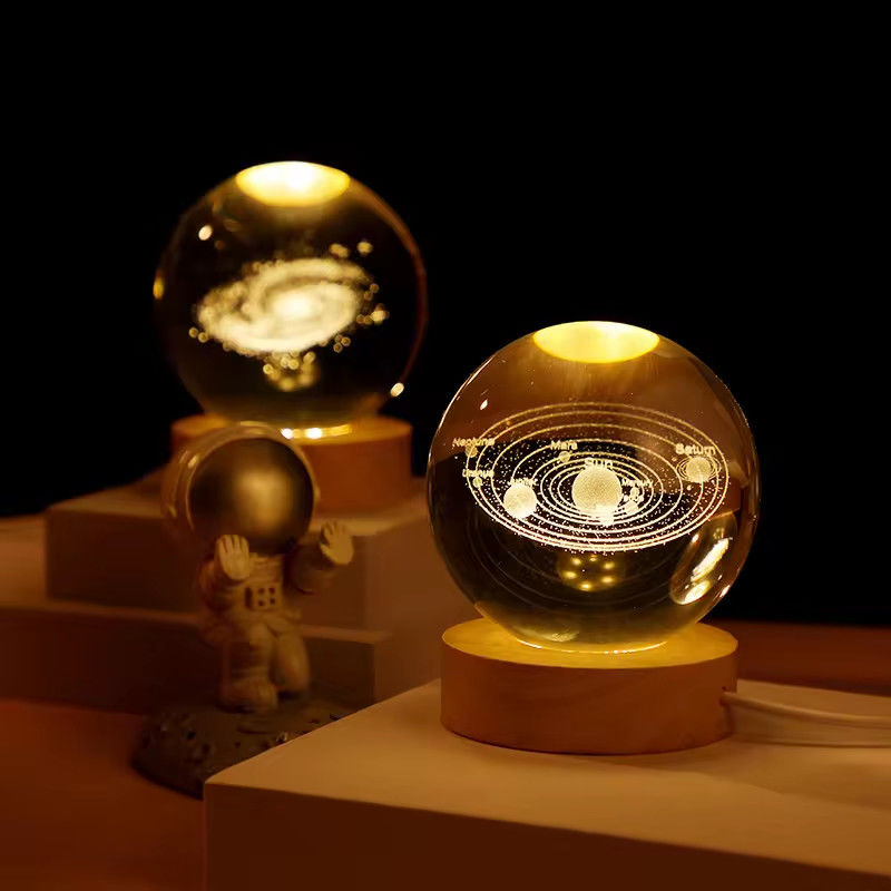 Houten kristallen bal USB-aangedreven LED-licht Kristallen bal beeldhouwkunsten Stand Home Decoraties